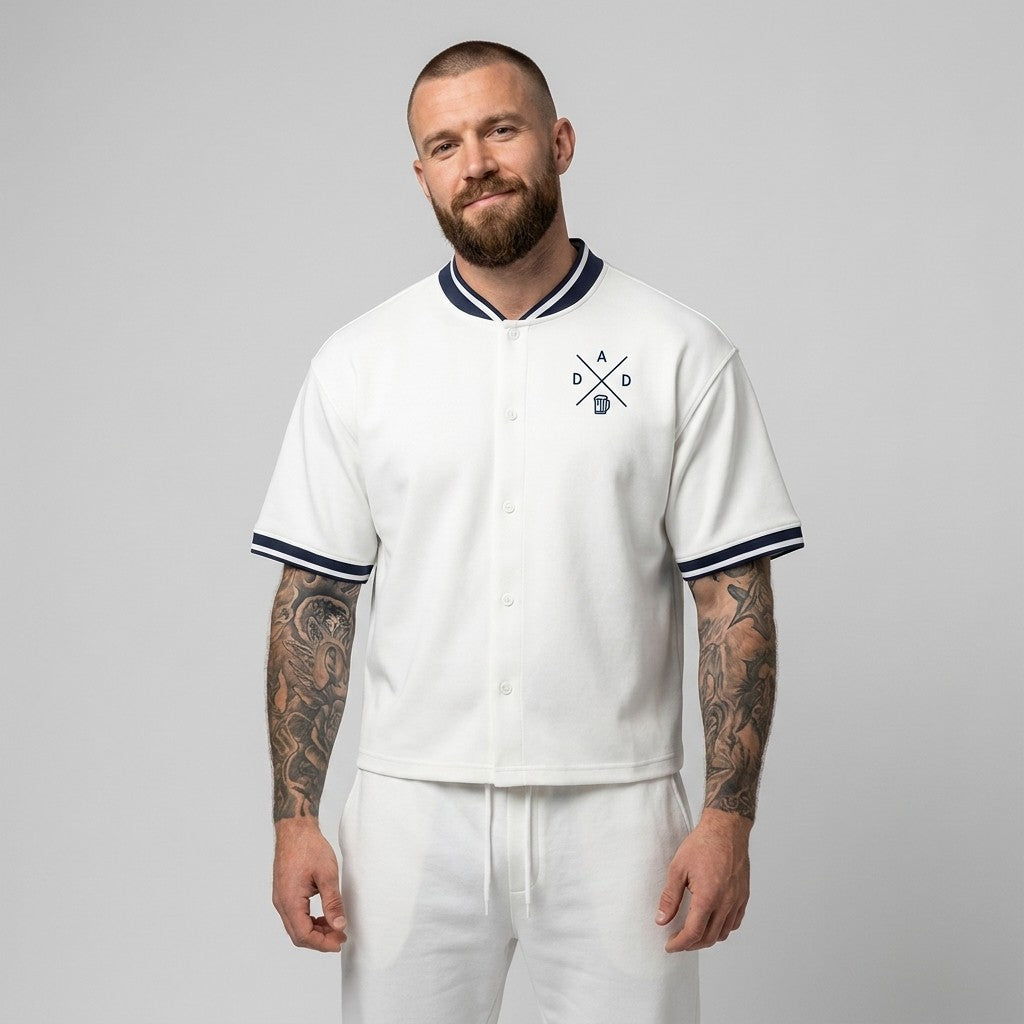 Maillot de baseball oversize blanc homme logo DAD porté par un mannequin CHT'M, idée cadeau papa