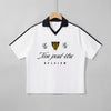Maillot de foot streetwear Non Peut-Être Bruxelles suspendu sur cintre bois