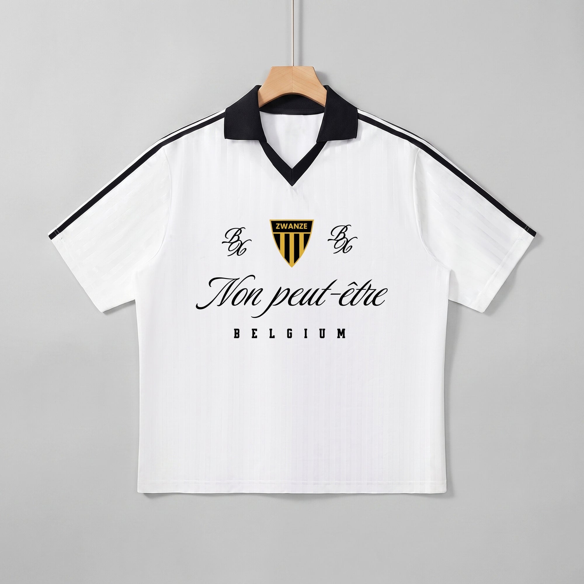 Maillot de foot streetwear Non Peut-Être Bruxelles suspendu sur cintre bois