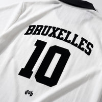 Gros plan du flocage Bruxelles 10 doré au dos du maillot de foot streetwear