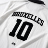Gros plan du flocage Bruxelles 10 doré au dos du maillot de foot streetwear