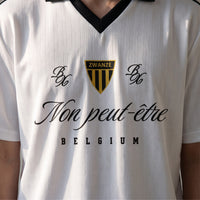 Gros plan du design Non Peut-Être et du blason Zwanze sur le maillot de foot streetwear