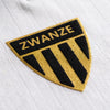 Macro de l'impression du blason Zwanze sur le maillot de foot streetwear Bruxelles