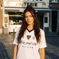 Maillot de foot streetwear Non Peut-Être porté par une femme dans une rue de Bruxelles