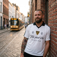 Maillot de foot streetwear Non Peut-Être porté par un homme dans une rue de Bruxelles