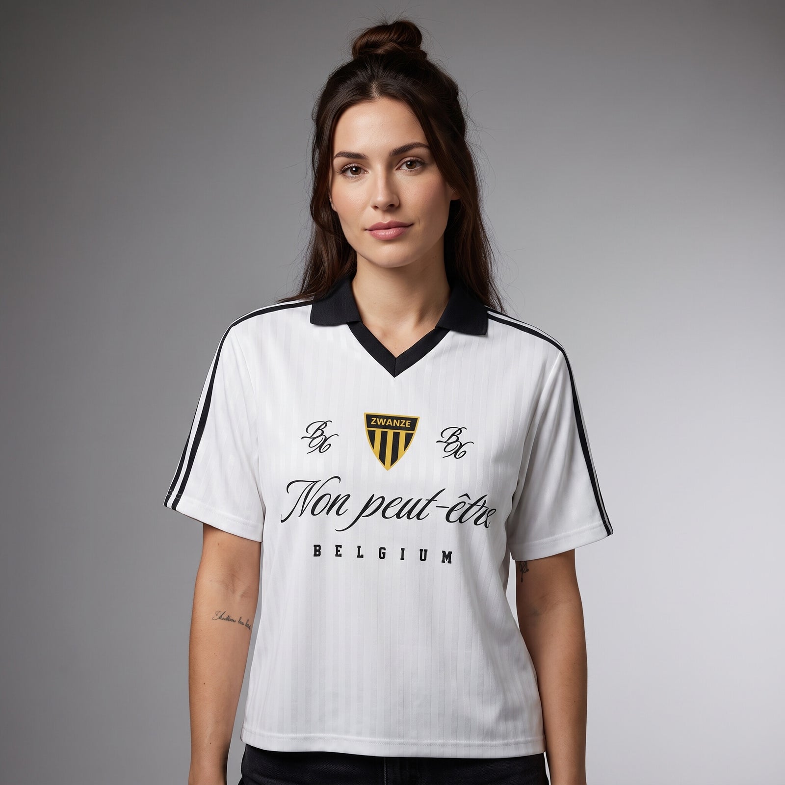 Femme portant le maillot de foot streetwear original Non Peut-Être Bruxelles, vue studio