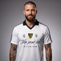 Homme portant le maillot de foot streetwear original Non Peut-Être Bruxelles, vue studio