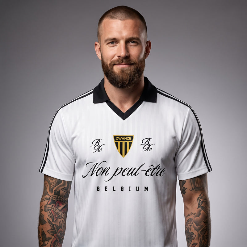 Homme portant le maillot de foot streetwear original Non Peut-Être Bruxelles, vue studio