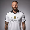Homme portant le maillot de foot streetwear original Non Peut-Être Bruxelles, vue studio