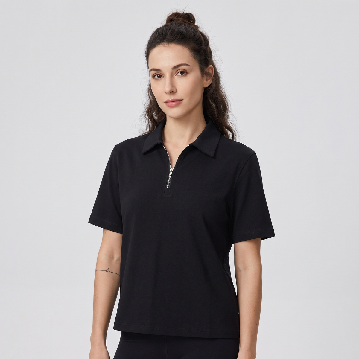 Femme portant le polo demi-zip original noir CHT'M, style streetwear belge unique