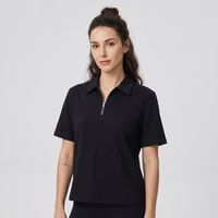 Femme portant le polo demi-zip original noir CHT'M, style streetwear belge unique