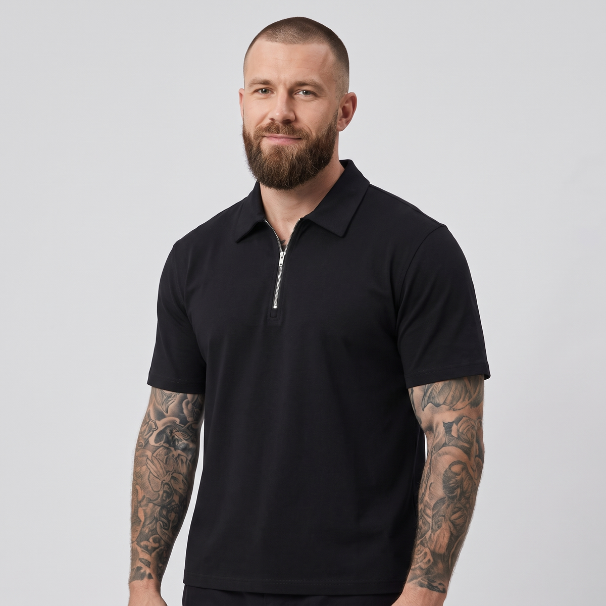 Homme portant le polo demi-zip original noir CHT'M, style streetwear belge unique