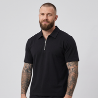 Homme portant le polo demi-zip original noir CHT'M, style streetwear belge unique