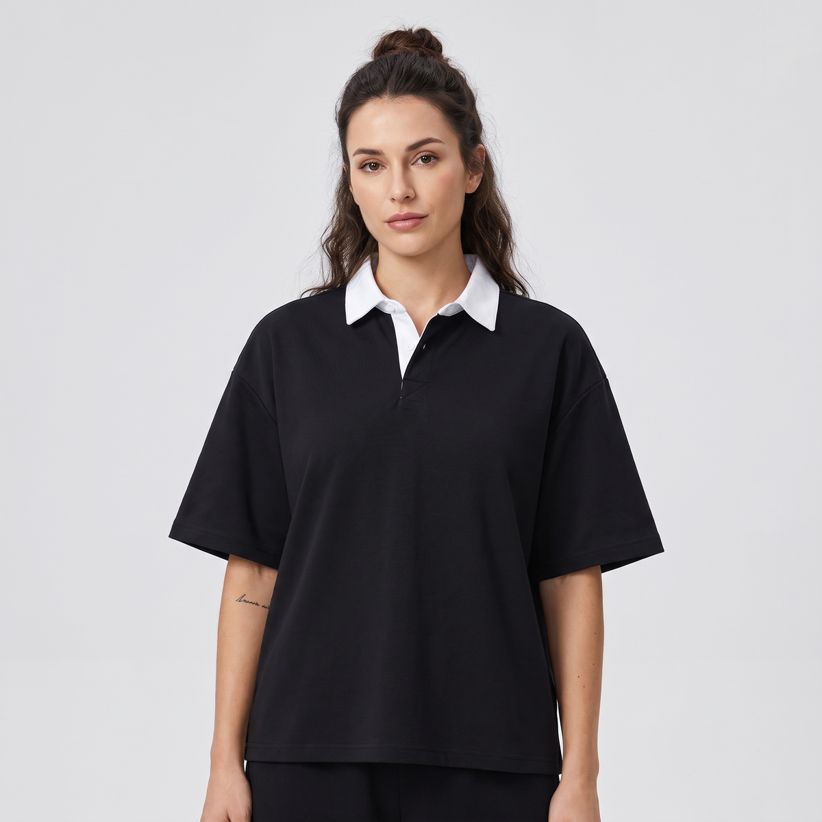 Polo original épaule tombante noir CHT'M Boutique porté femme streetwear belge