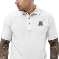Buste d'un homme tatoué portant le polo de pétanque brodé Boule King blanc