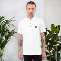 Polo de pétanque original brodé Boule King blanc porté par un homme