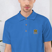 Détail de la broderie couronne Boule King sur le polo de pétanque bleu roi