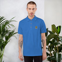 Polo pétanque original brodé Boule King bleu roi porté de face