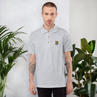 Polo pétanque original brodé Boule King gris sport porté par un homme