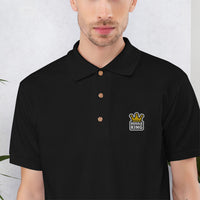 Détail de la broderie Boule King sur le polo de pétanque noir