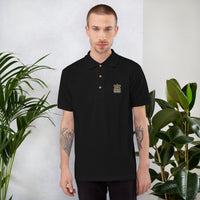 Homme portant le polo de pétanque original brodé Boule King noir