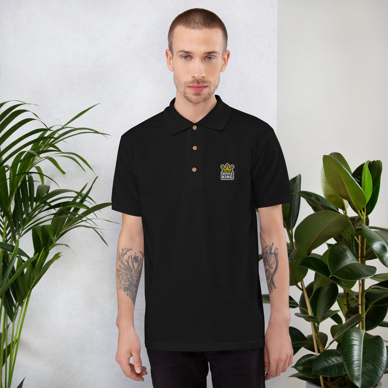 Homme portant le polo de pétanque original brodé Boule King noir