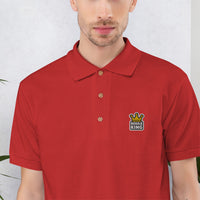 Broderie Boule King en gros plan sur le polo de pétanque rouge