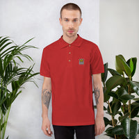 Polo de pétanque brodé Boule King rouge porté de face