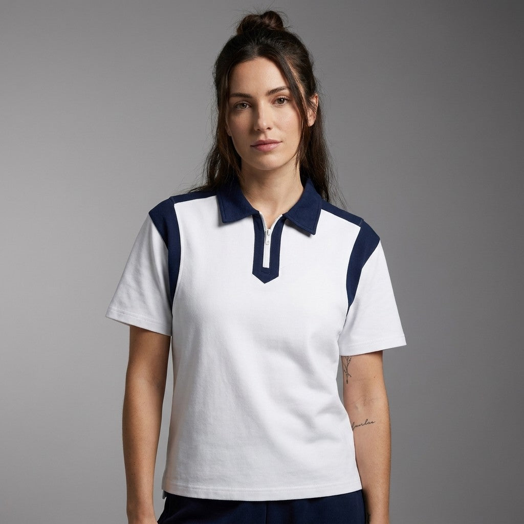 Femme portant le polo zippé colorblock original CHT'M en studio, coloris blanc et bleu marine