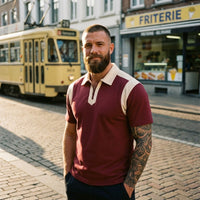 Homme portant le polo zippé colorblock original CHT'M en rue, coloris bordeaux et abricot