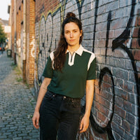 Femme portant le polo zippé colorblock original CHT'M en rue, coloris vert foncé et abricot