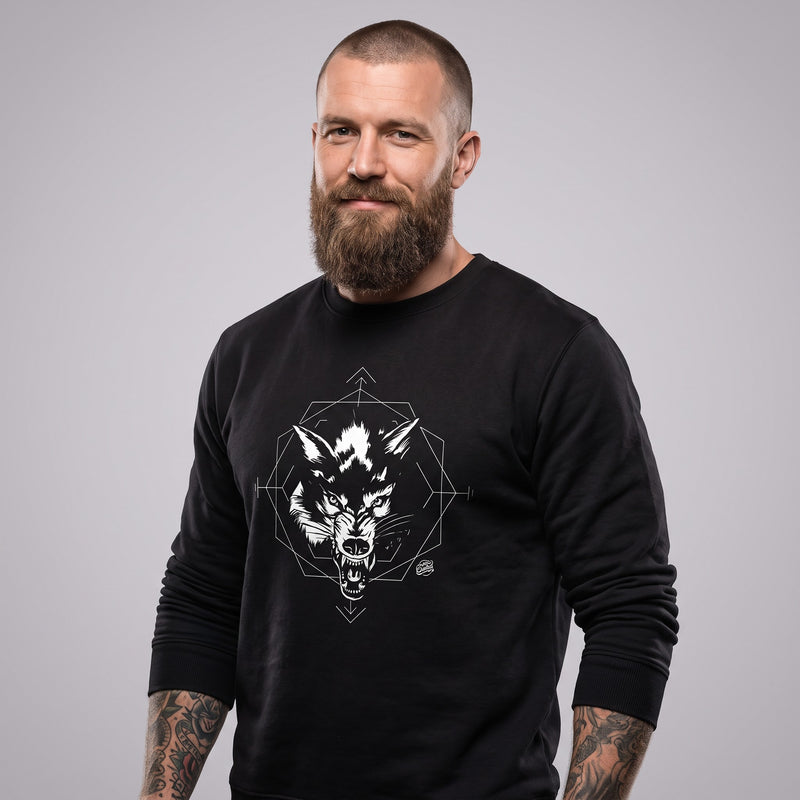 Homme portant le pull tête de loup original noir CHT'M, design loup géométrique blanc