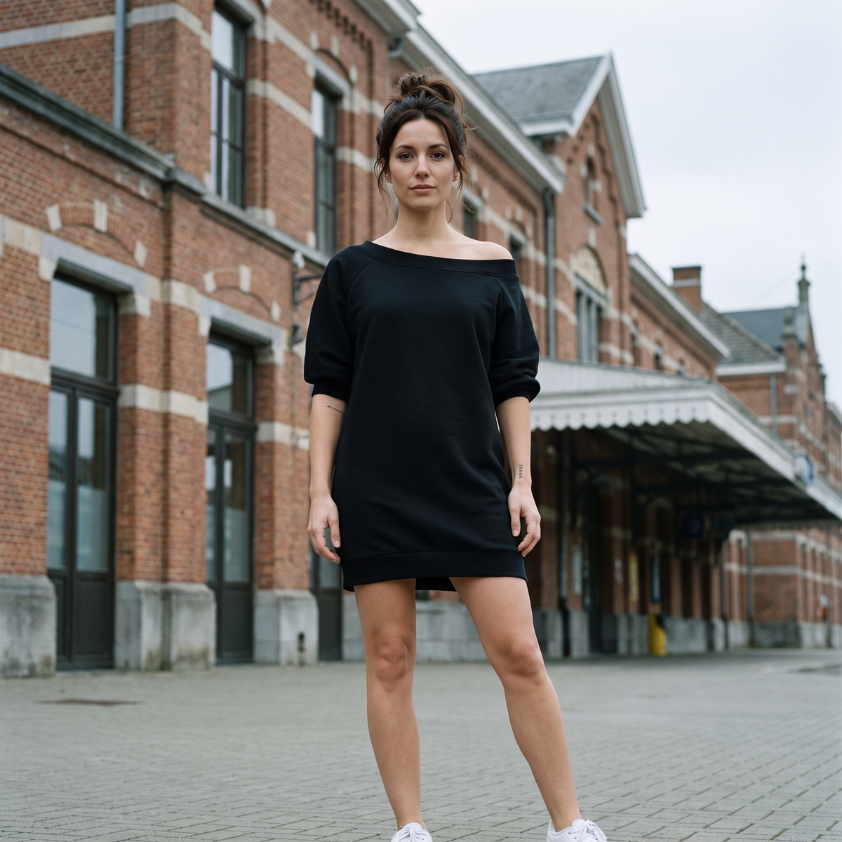 Robe sweat épaules dénudées femme originale noir — look streetwear porté en ville en Belgique, CHT'M Boutique