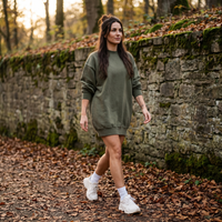 Femme portant la robe sweat oversize délavée kaki dans un parc en automne