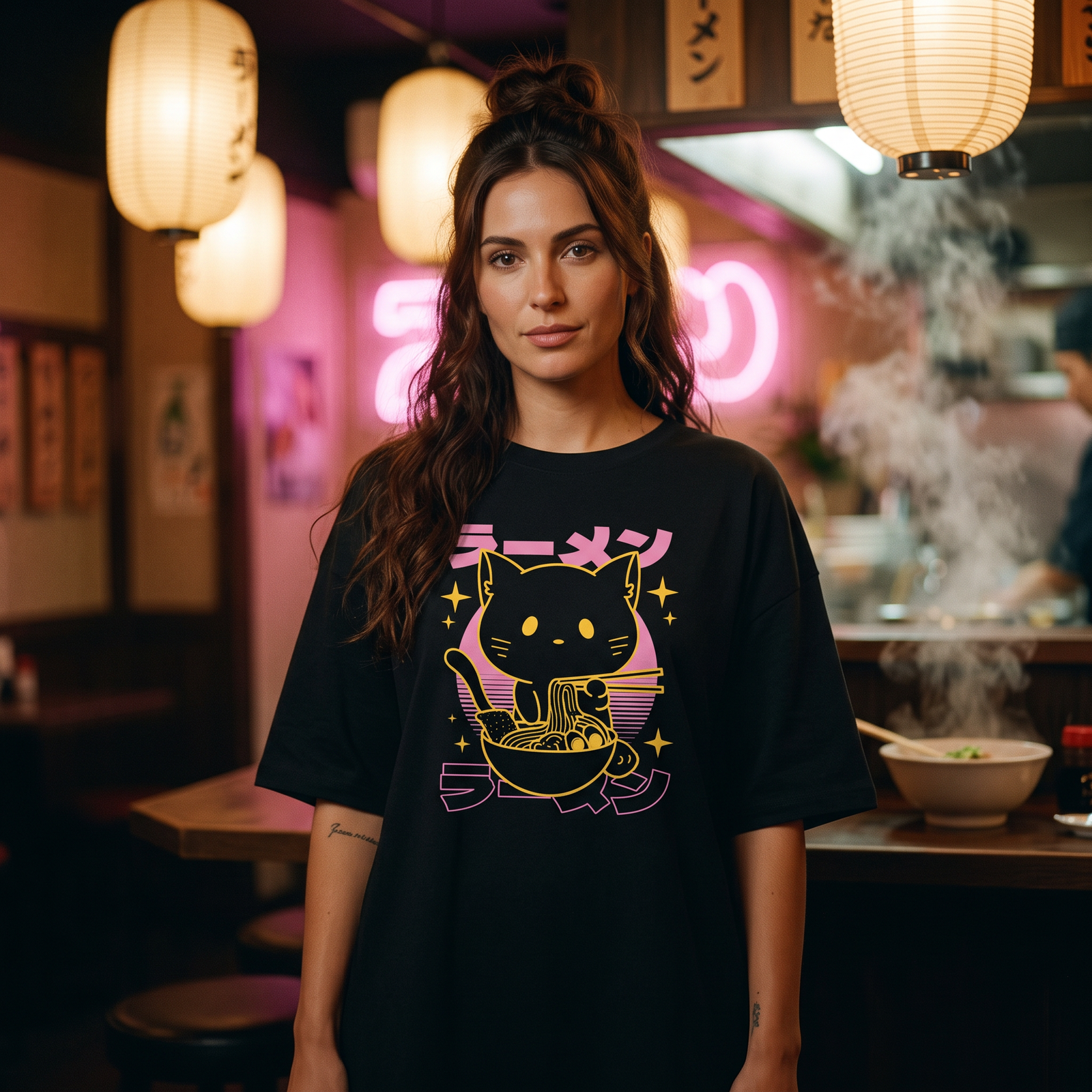 Robe t-shirt oversize noire avec chat kawaii mangeant des ramen, portée dans un bar à ramen japonais à la lueur des lanternes