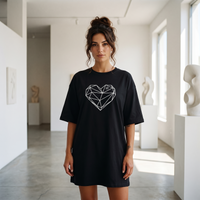 Femme portant la robe t-shirt oversize noire imprimé coeur géométrique minimaliste dans une galerie d'art moderne