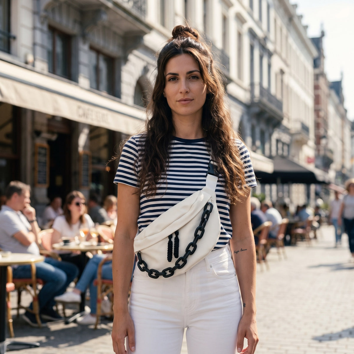 Sac banane femme blanc en cuir vegan avec chaîne porté par une femme, look streetwear en Belgique | CHT'M Boutique