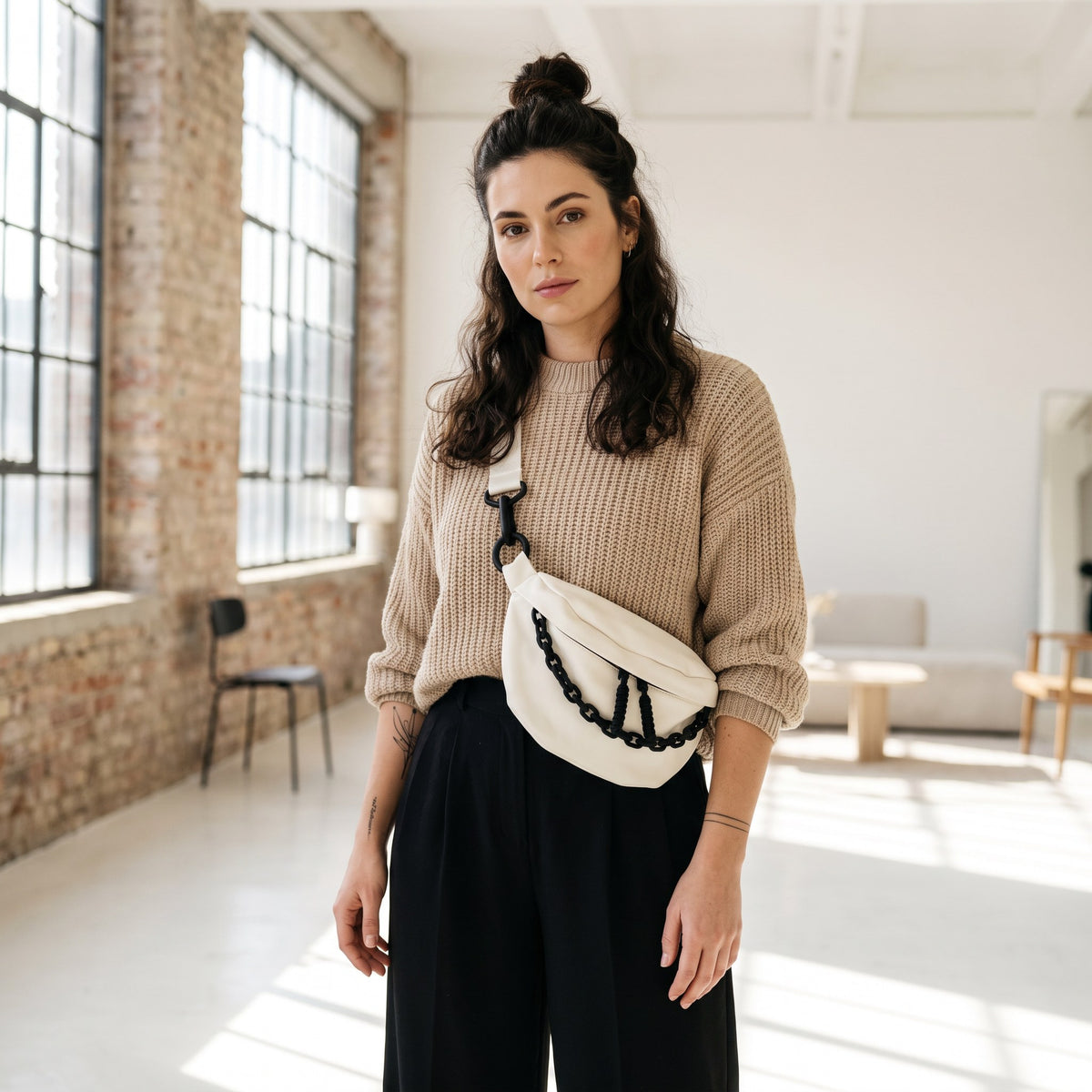 Sac banane femme blanc en cuir vegan avec chaîne porté par une femme, look streetwear en Belgique | CHT'M Boutique