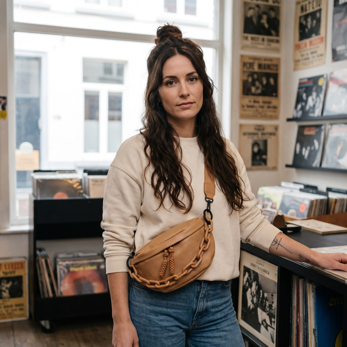 Sac banane femme brun clair en cuir vegan avec chaîne porté par une femme, look streetwear en Belgique | CHT'M Boutique