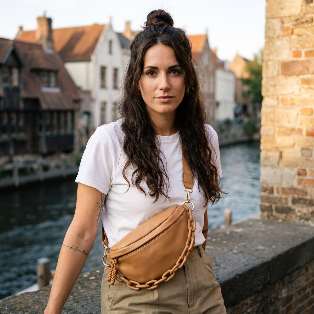 Sac banane femme brun clair en cuir vegan avec chaîne porté par une femme, look streetwear en Belgique | CHT'M Boutique