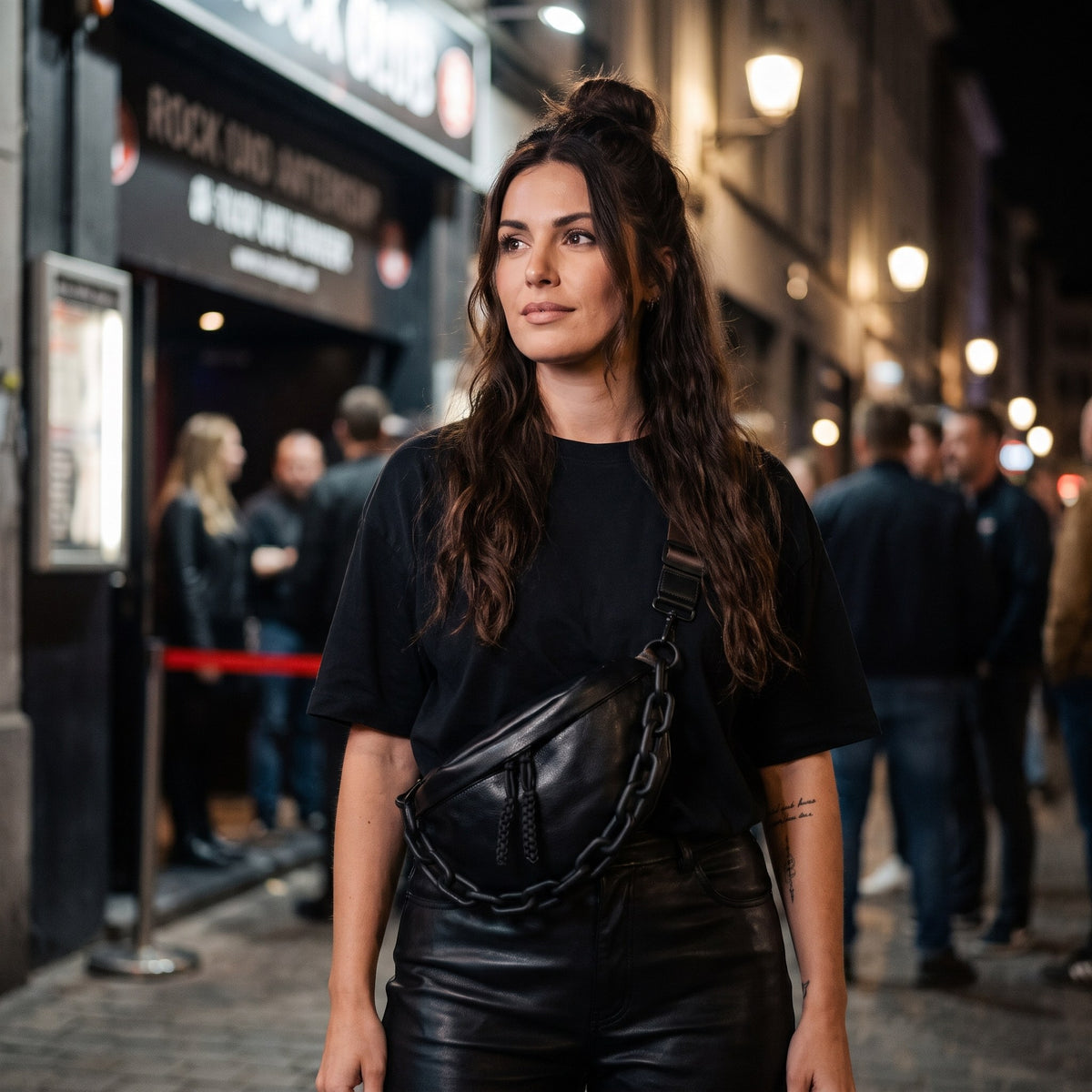 Sac banane femme noir en cuir vegan avec chaîne porté par une femme, look streetwear en Belgique | CHT'M Boutique