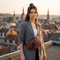 Sac banane femme en cuir vegan avec chaîne porté par une femme, look streetwear en Belgique | CHT'M Boutique