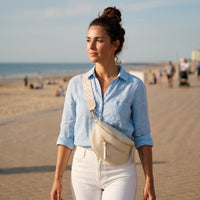 Sac banane demi-lune en cuir vegan blanc porté par une femme, look streetwear en Belgique | CHT'M Boutique