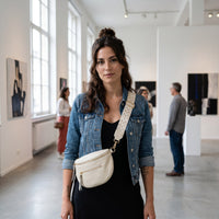 Sac banane demi-lune en cuir vegan blanc porté par une femme, look streetwear en Belgique | CHT'M Boutique