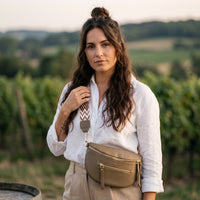 Sac banane demi-lune en cuir vegan kaki porté par une femme, look streetwear en Belgique | CHT'M Boutique