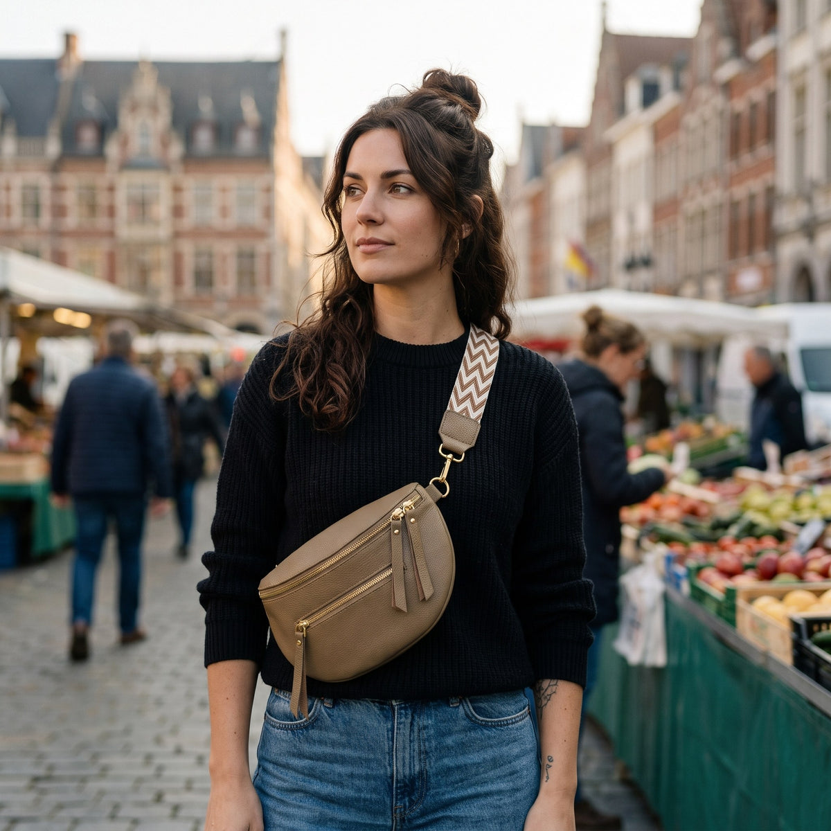 Sac banane demi-lune en cuir vegan kaki porté par une femme, look streetwear en Belgique | CHT'M Boutique