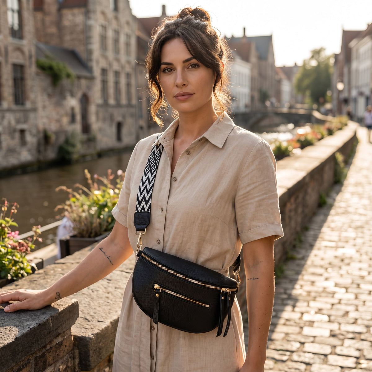 Sac banane demi-lune en cuir vegan porté par une femme, look streetwear en Belgique | CHT'M Boutique