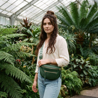 Sac banane demi-lune en cuir vegan vert porté par une femme, look streetwear en Belgique | CHT'M Boutique