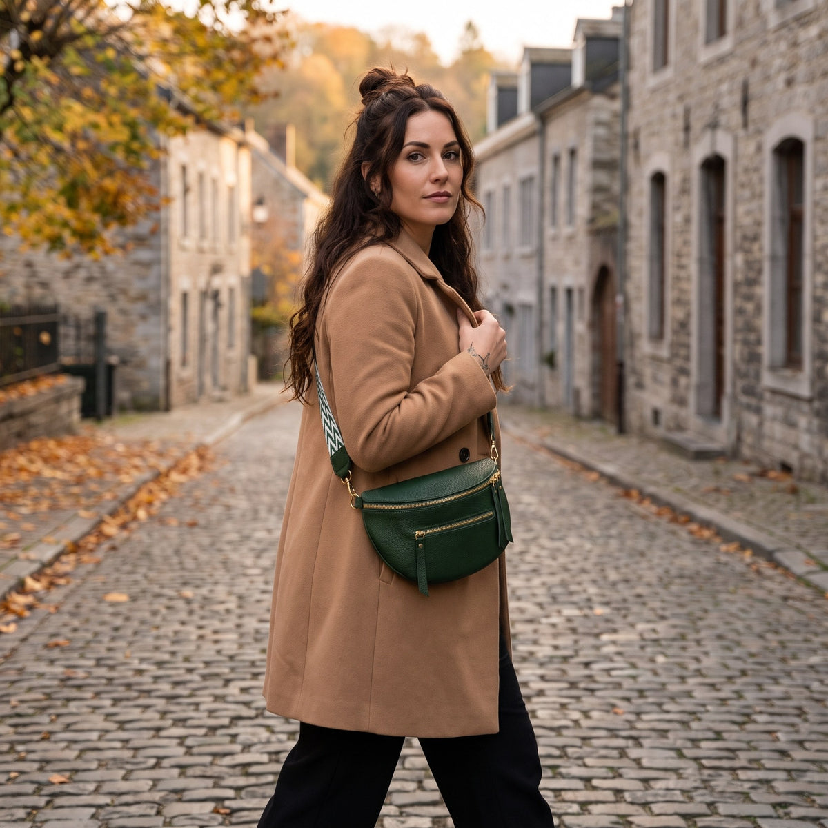 Sac banane demi-lune en cuir vegan vert porté par une femme, look streetwear en Belgique | CHT'M Boutique