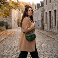 Sac banane demi-lune en cuir vegan vert porté par une femme, look streetwear en Belgique | CHT'M Boutique